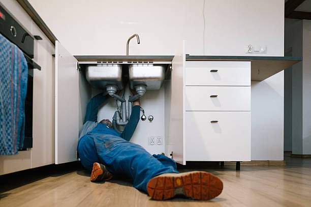 Professional Emergency Plumber technician working in Peru, IL